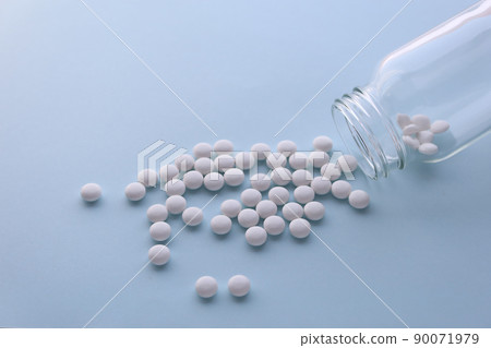 Granular medicine from the medicine bottle 27 90071979