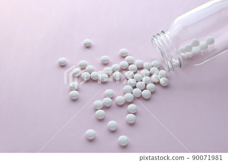 藥瓶中的顆粒藥 29 藥瓶中的顆粒藥 29 90071981
