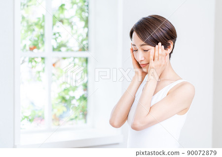 感覺滋潤的中年婦女。 感覺滋潤的中年婦女。 90072879