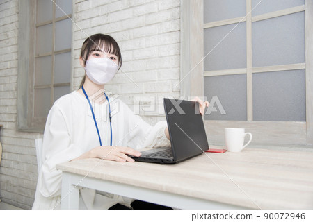 戴著面具的女人 90072946