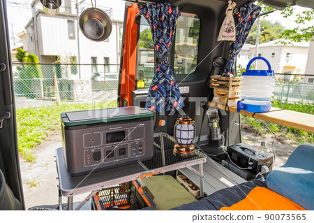 [Use a portable power supply when staying in the car] 90073565