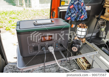 [Use a portable power supply when staying in the car] 90073567