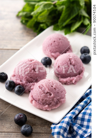 Blueberry ice cream scoops 90074584