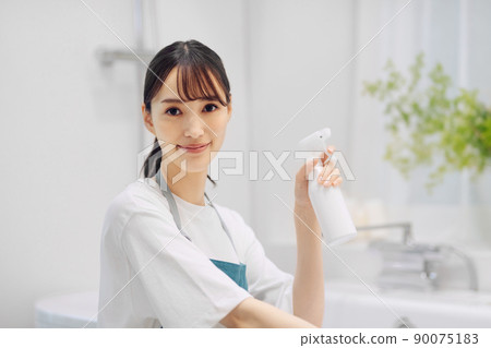 Housewife's housework image cleaning the bathroom 90075183