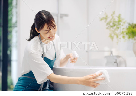 Housewife's housework image cleaning the bathroom 90075185