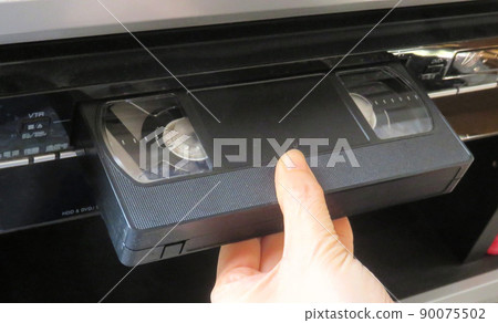 Insert the videotape into the deck 90075502