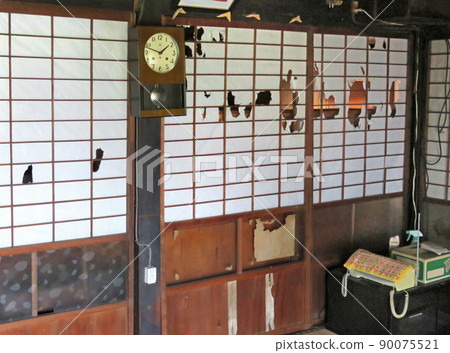 Japanese-style room in a tattered vacant house 90075521