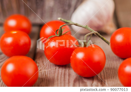 red cherry tomatoes red cherry tomatoes 90077013