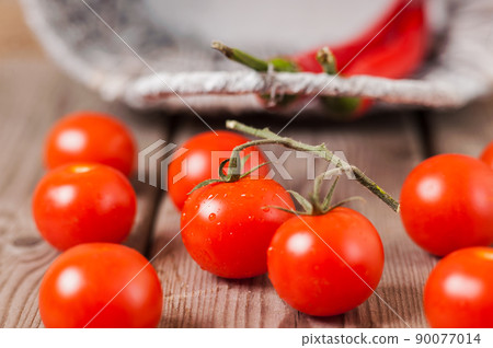 red cherry tomatoes 90077014