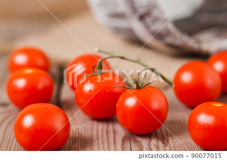 red cherry tomatoes red cherry tomatoes 90077015