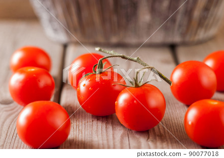 red cherry tomatoes 90077018