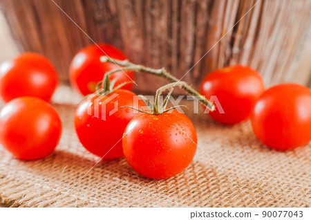 red cherry tomatoes red cherry tomatoes 90077043