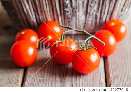 red cherry tomatoes 90077048