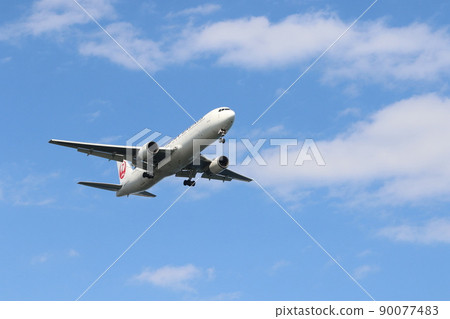 Passenger planes landing International flights Domestic flights Jet planes 90077483