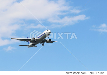 Passenger planes landing International flights Domestic flights Jet planes 90077484