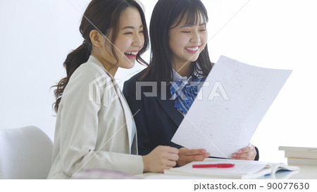 Female students who are pleased with the test results at the cram school High school students Junior high school students Female students who are pleased with the test results at the cram school High school students Junior high school students 90077630