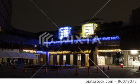 松原市政廳玫瑰走廊以烏克蘭國旗的顏色點亮，為被俄羅斯入侵的烏克蘭祈禱和平 90078075