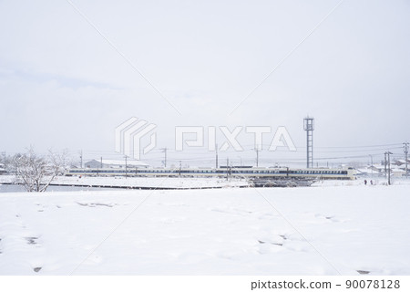 [能登鐵道]雪景中行駛的特快列車 90078128
