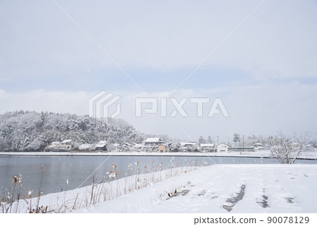 [能登鐵道]雪景中行駛的特快列車 90078129
