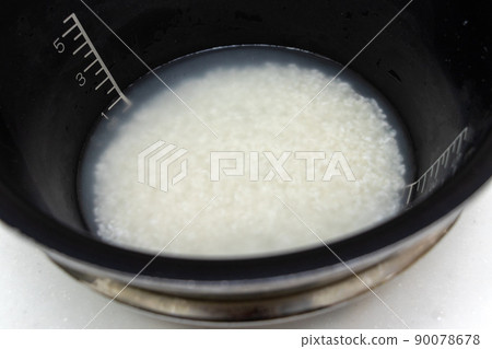 將白米飯浸泡在水中 將白米飯浸泡在水中 90078678