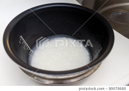 大米泡在水里 90078680