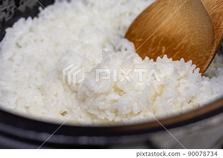 Loosen the rice with a rice scoop 90078734