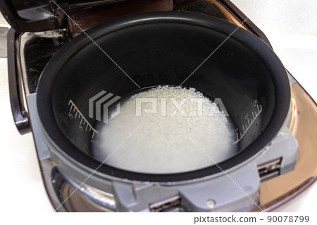 Set the washed rice in the rice cooker Set the washed rice in the rice cooker 90078799