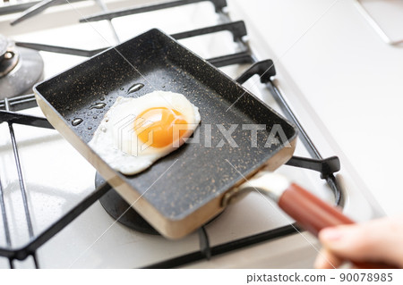 Fried egg cooking scene 90078985
