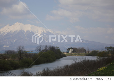 春天的岩木山和岩木川（青森縣弘前市） 90079035