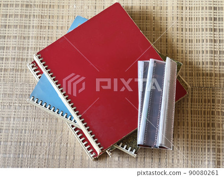 多張專輯和負片堆積成山_鳥瞰 多張專輯和負片堆積成山_鳥瞰 90080261