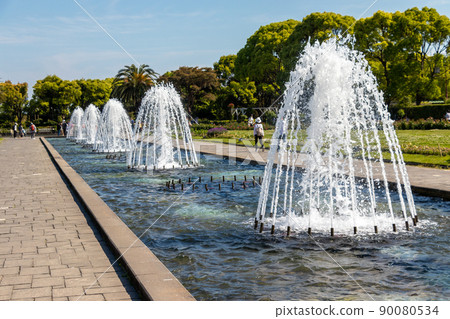 Garden fountain and promenade 90080534