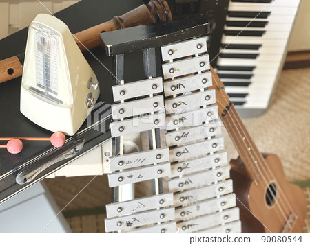 Decluttering many musical instruments Decluttering many musical instruments 90080544