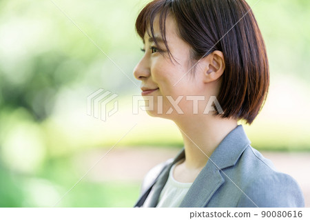 Female business woman in a suit 90080616