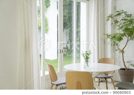Dining table window side simple interior image 90080903