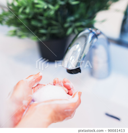 Face-washing senior women [Women's morning lifestyle] 90081413