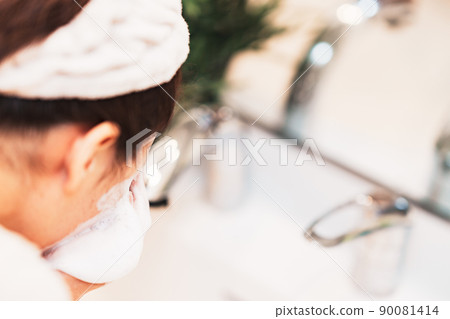 Face-washing senior women [Women's morning lifestyle] 90081414