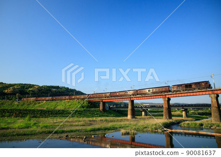 Cruise train "Nana Stars in Kyushu" across the Yasaka River (JR Kyushu) Cruise train "Nana Stars in Kyushu" across the Yasaka River (JR Kyushu) 90081637