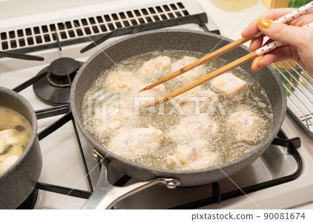 炸雞油煎的烹調場面 90081674