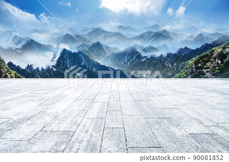 白晝藍天下無人磚地廣場與山脈天際線景觀 90081852