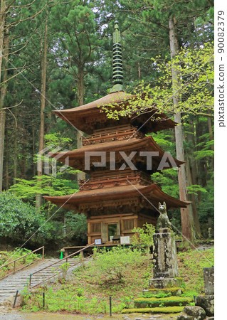 長野縣駒根市，經過光善寺整修工程的三層寶塔 90082379