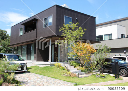 一座閃耀在藍天下的現代、時尚、時尚、沉穩、奢華、美麗的箱形豪宅 一座閃耀在藍天下的現代、時尚、時尚、沉穩、奢華、美麗的箱形豪宅 90082509