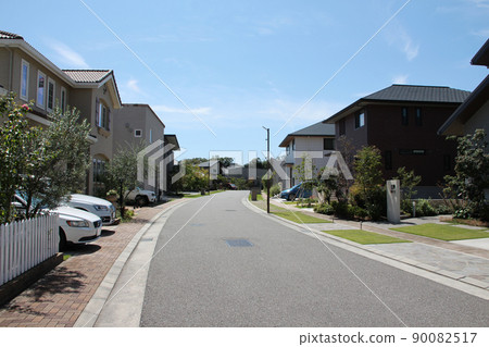 A beautiful longing town with a quiet and luxurious atmosphere without utility poles that shine in the blue sky A beautiful longing town with a quiet and luxurious atmosphere without utility poles that shine in the blue sky 90082517