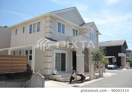 A fashionable and lovely mansion with a beautiful luxury and calm atmosphere with North American style white walls that shine in the blue sky 90083314