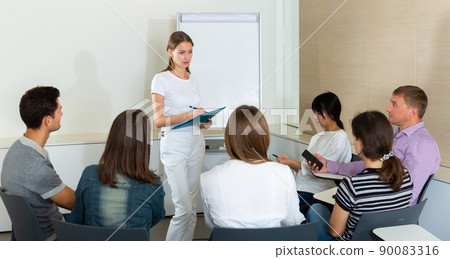 Woman sharing business ideas with colleagues 90083316