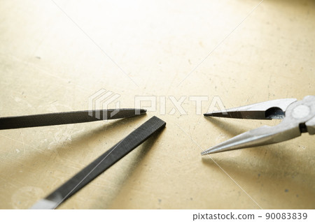 File and needle-nose pliers 90083839