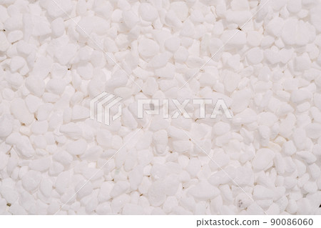 聚集的白色鵝卵石背景 90086060