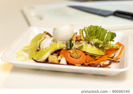 Swill containing vegetable waste 90086540