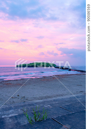 A bridge leading to Aoshima and Aoshima Shrine in Miyazaki Prefecture, which has a fantastic sky blue in the morning 90086569