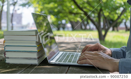 Image of PC operation / reading at an outdoor table Image of PC operation / reading at an outdoor table 90087250