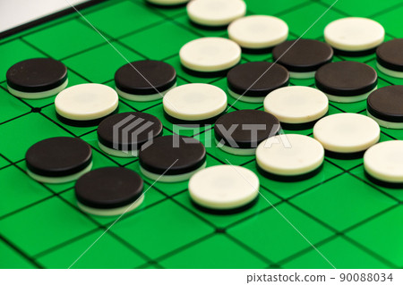 Black and white stones on the Othello board 90088034